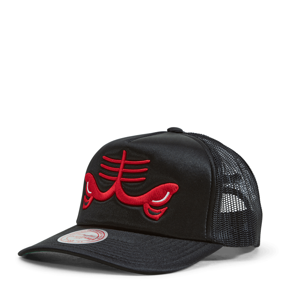 Bulls Logo Remix Trucker Snapback - Mitchell \u0026 Ness – Thesolestory.com, image size:1024x1024